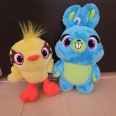 ディズニーストア ダッキー＆バニーぬいぐるみバッジキーチェーン