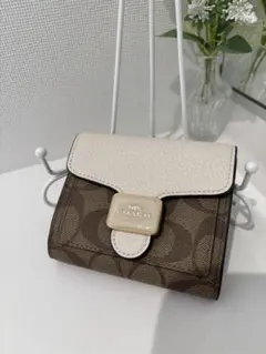 新品・未使用】COACH二つ折り財布ブラウン／ホワイト C7805 - メルカリ