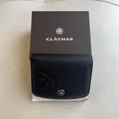 ［新品未使用］CLATHAS 二つ折り財布 ブラック カメリア型押しのサムネイル