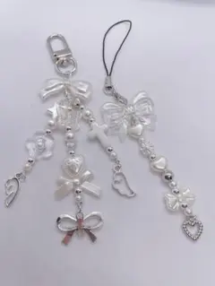 ビーズキーホルダー　コレクトブック　韓国y2k 平成　リボン　白　チャーム