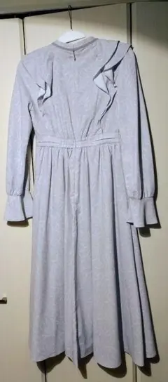 LILLIAN CARAT グレー フリル付き長袖マキシワンピース