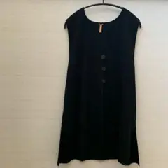 定番黒　少し長めの着やすいジレ　フリーサイズ