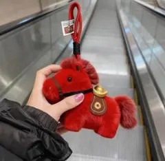 赤い馬型ファーキーホルダー