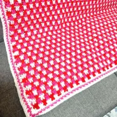 赤と白とショビングビンクのグラデーション編ひざ掛けプランケットハンドメイドMIO