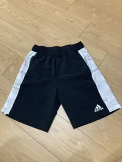 お値下げ　美品　adidas ハーフパンツ　小さめ150サイズ