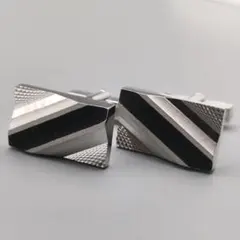 未使用保管品　直線が織りなす洗練 カフス 〜光と陰影が際立つモダンデザイン〜