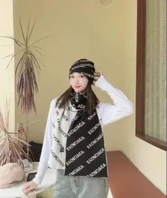 新品タグ付き　BALENCIAGA バレンシアガ　ロゴマフラー 黒＆白　男女兼用のサムネイル