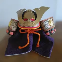 伝統的な五月人形 兜 紫色