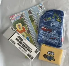 プラレールと専用マップとミニオンポーチとはたらくくるまボディバッグの4点