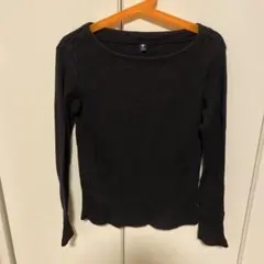 黒い長袖カットソー