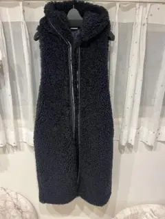 フード付きダークグレーのボアロングベスト