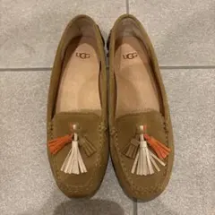 UGG タッセル付きブラウンモカシン