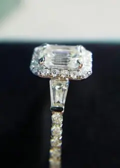 catherine様専用！最高級モアサナイト エメラルドカット 3ストーンリング