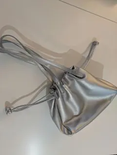 シルバー 巾着型ハンドバッグ