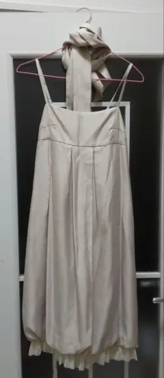 ベージュ ストラップ リボン付きドレス