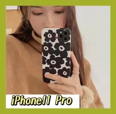 ✨数量限定✨大人気✨【iPhone11Proケース】花柄　北欧デザイン　ブラック