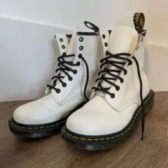 Dr. Martens ドクターマーチン 8ホール ブーツ 白 24cm UK5のサムネイル