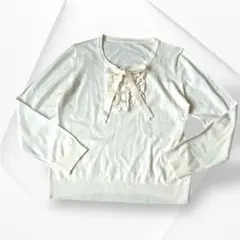 リボン付きフリルニット 長袖 丸首 パールボタン 華やか 綿混 アイボリー L