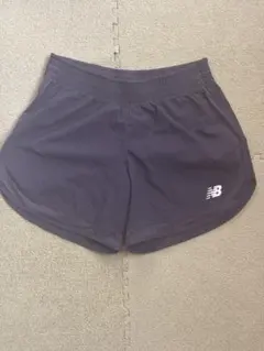 New Balance 黒 ショートパンツ