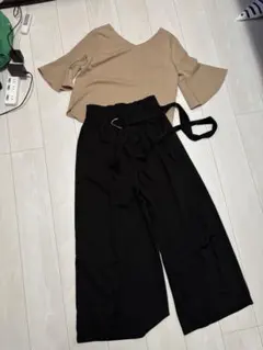 ベージュフレアスリーブトップスと黒パンツセット L