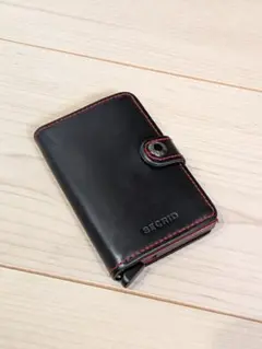 【美品】SECRID カードケース ブラック レッド　限定のサムネイル