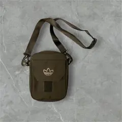 adidas ブラックショルダーバッグ