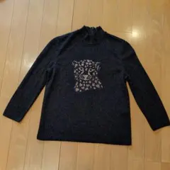 伊太利屋　ヒョウの顔ビジュー装飾七分袖ニット