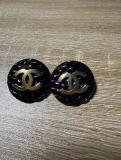 CHANEL ココマーク マトラッセ イヤリング ブラック ゴールドのサムネイル