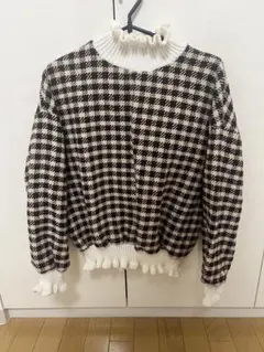 フリル付きハイネックニットセーター