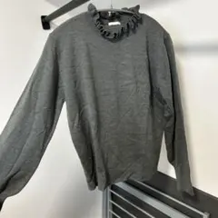グレー フリルネック 長袖ニット