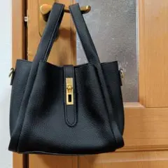黒のトートバッグ ゴールド金具付き