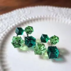 グリーンのクリスタルキューブピアス　緑