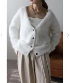 【新品】ボンジュールサガン　アルパカタッチディープVカーディガン　アイボリー