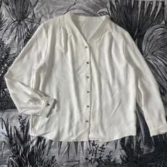 確認中ホワイト Vネック ボタン付きシャツ　上品なオフィスカジュアル