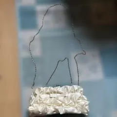 白サテンフリルパーティーバッグ