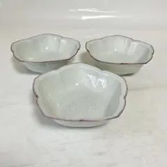 食卓に華を添える、気品あふれる青磁風の陽刻小鉢3客セット