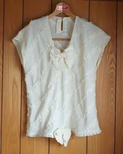 インゲボルグ アイボリー フリル リボン ノースリーブブラウス