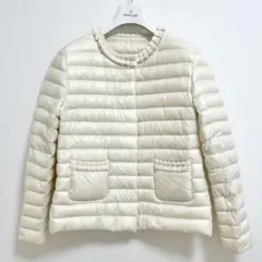 ドゥクラッセ 軽量 ノーカラーフリルダウンジャケット Lサイズ オフホワイト