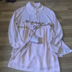 薄いピンクの襟付きスーツ、小物バッグ