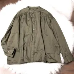 アデイインザライフ ユナイテッドドアーズ バンドカラーシャツ カーキ