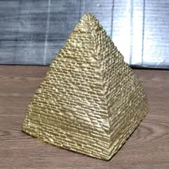 ピラミッド 置物 金ラメ