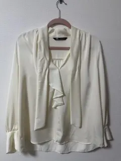 美品　ZARA シャツ　アイボリー フリル付き長袖ブラウス