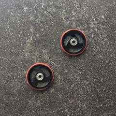 ミニ四駆 19mm 3スポークプラ輪 ベアリングローラー x2 ブラック/レッドのサムネイル