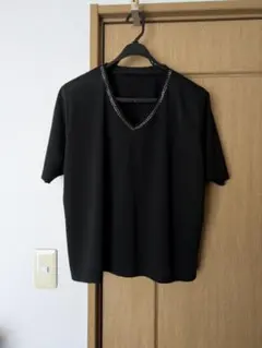 黒のVネック半袖トップス