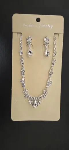 ネックレスとピアスのセット　結婚式　ウェディングアイテム