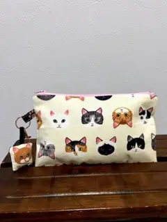 マルチポーチぺたんこ　猫フェイス白　フワフワチャーム
