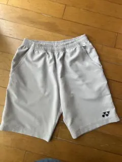 ヨネックス ライトグレー ハーフパンツ　小さなシミがあるため格安で！