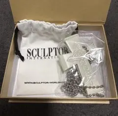 新品未使用 SCULPTOR ホワイト レザー 十字架ネックレス 箱付きのサムネイル