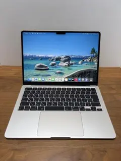 美品❗️MacBook Air 2022 M2チップ　スターライトのサムネイル