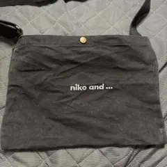 niko and... オリジナルニコロゴ刺繍サコッシュ ブラック